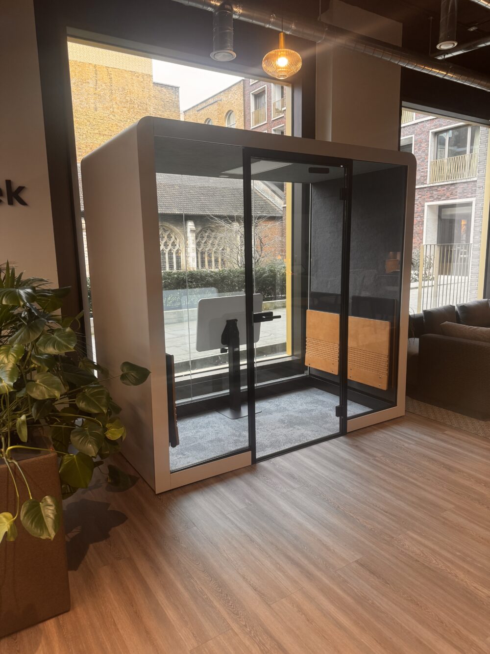 Space 2 Hybrid Outlet