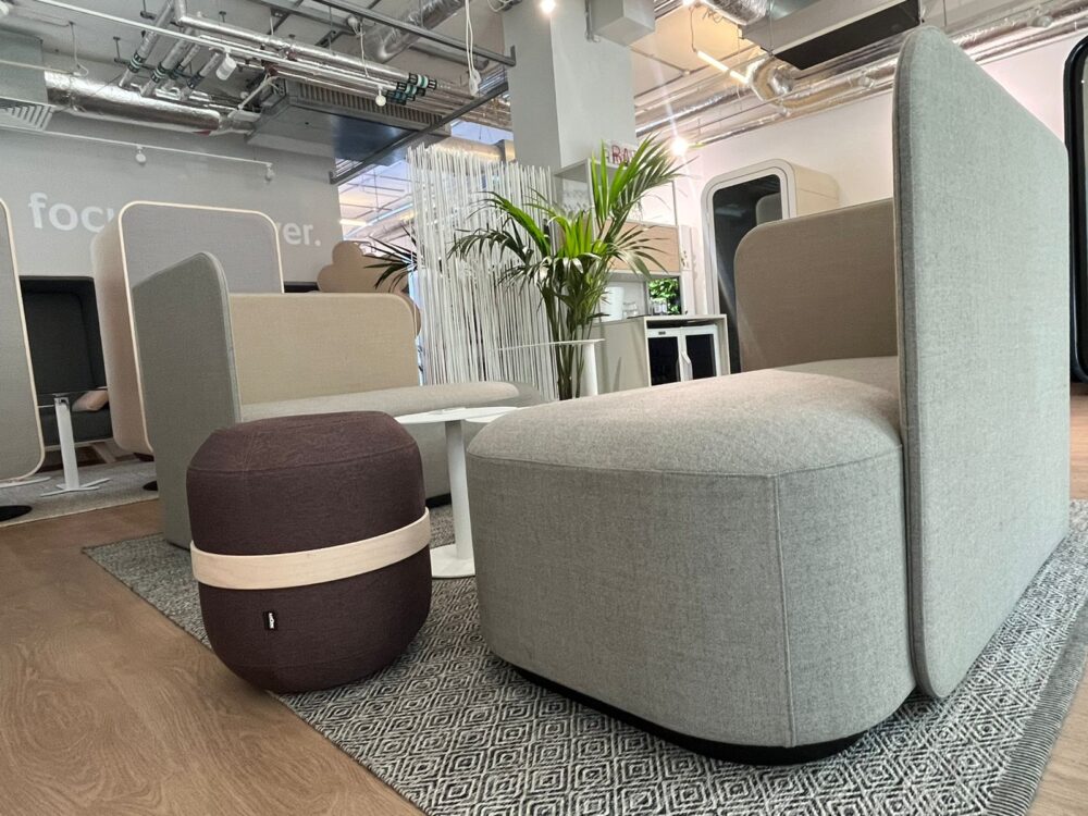 PodLounge - Bench with screen Outlet